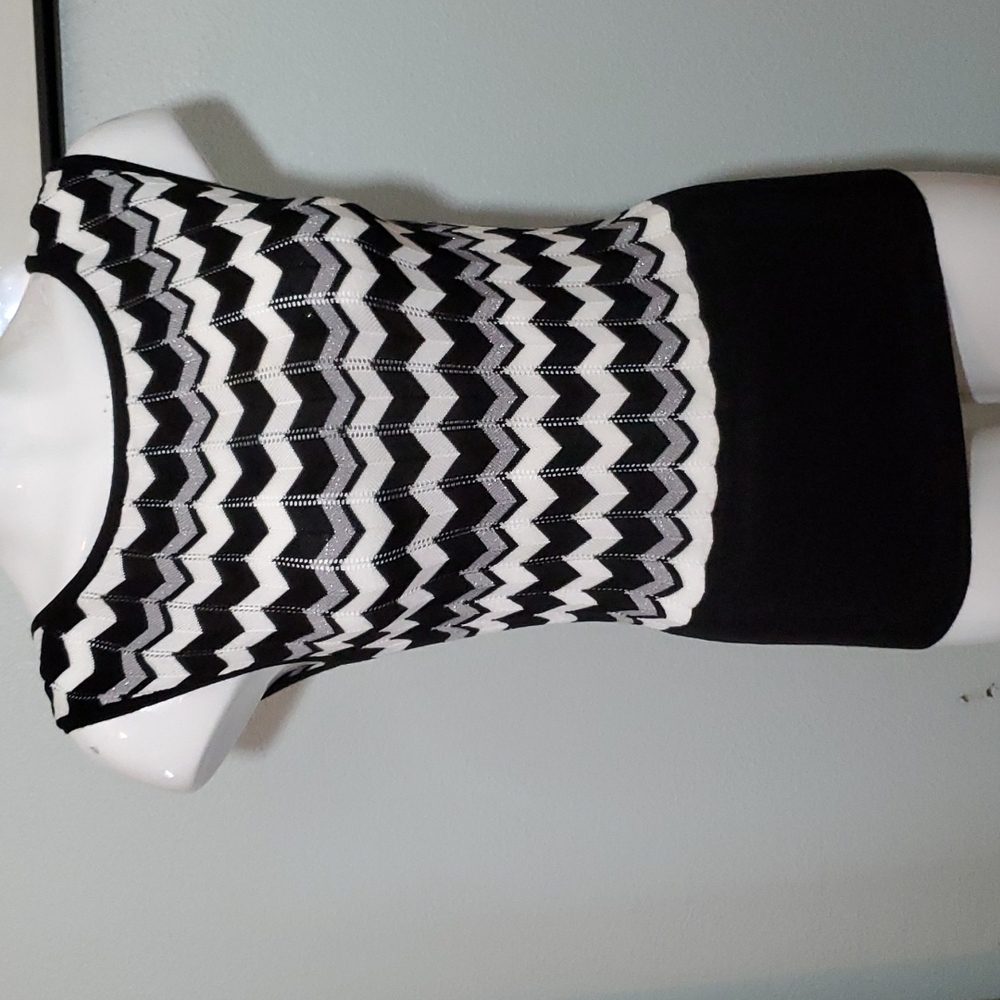 WHITE HOUSE BLACK MARKET Black/White/Silver Chevron Sweater Top-Keyhole-EUC-Sz S